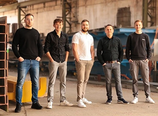 Teamfoto Stahlbauhalle stehend